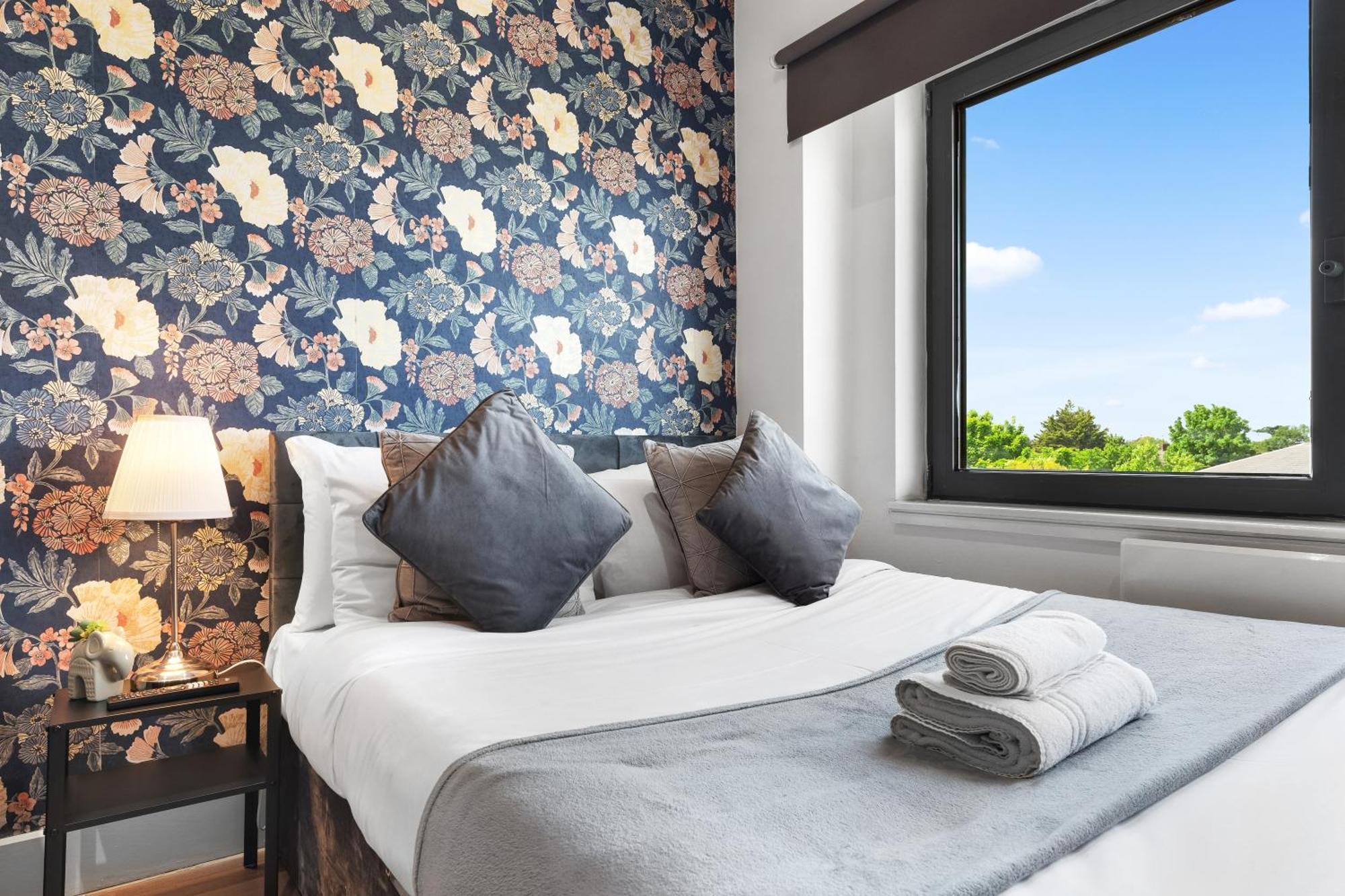 Modern One Bedroom Flat - Sleeps 5 -Near Heathrow - London Ub3 外观 照片