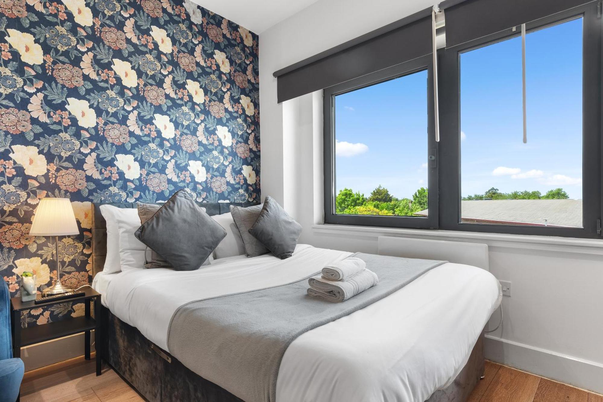 Modern One Bedroom Flat - Sleeps 5 -Near Heathrow - London Ub3 外观 照片