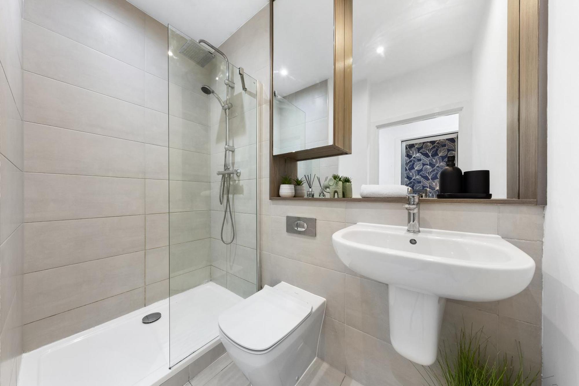 Modern One Bedroom Flat - Sleeps 5 -Near Heathrow - London Ub3 外观 照片